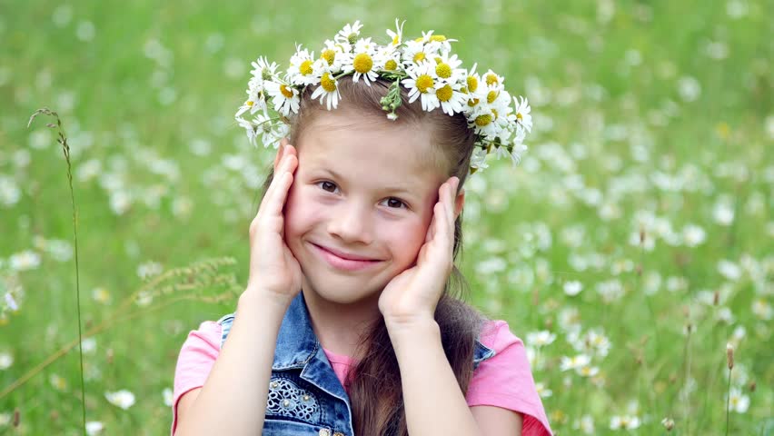 on chamomile lawn sweet girl wreath: stockbeeldmateriaal en -video's (...