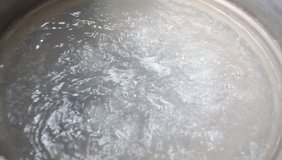 Boiling water on a aluminum bowl