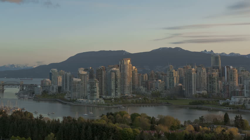 Time lapse sunrise at Vancouver Skyline with boats on the river