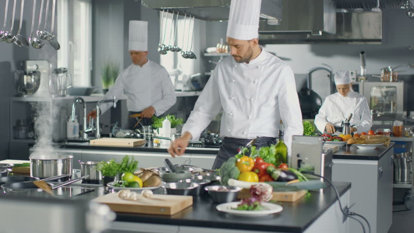 Повар холодный. Повар клип. Kitchen staff видео. Фотографии склада с холодильниками в профессии повара.