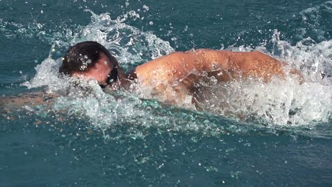 slow motion of professional swimmer swimming the crawl in outdoor pool స్టాక్ వీడియో