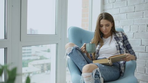 человек отдыхает в кресле у окна