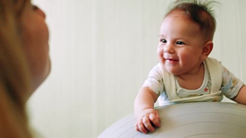 Newborn Baby Play With Parents Video De Stock 100 Libre De Droit Shutterstock