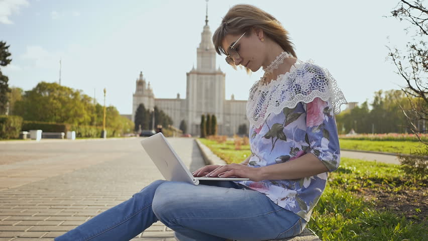 В москве девушка работает