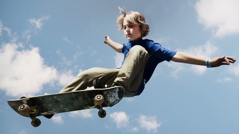 True Freedom (Seamless Loop) - Skateboarding Motionphoto (use only the first 37 frames looped to create a small optimized GIF cinemagraph under 500KB at typical cinemagraph resolutions) : vidéo de stock