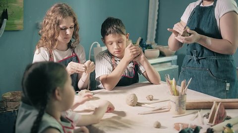 clay potter hands wheel pottery work workshop teacher and girl pupil स्टॉक वीडियो
