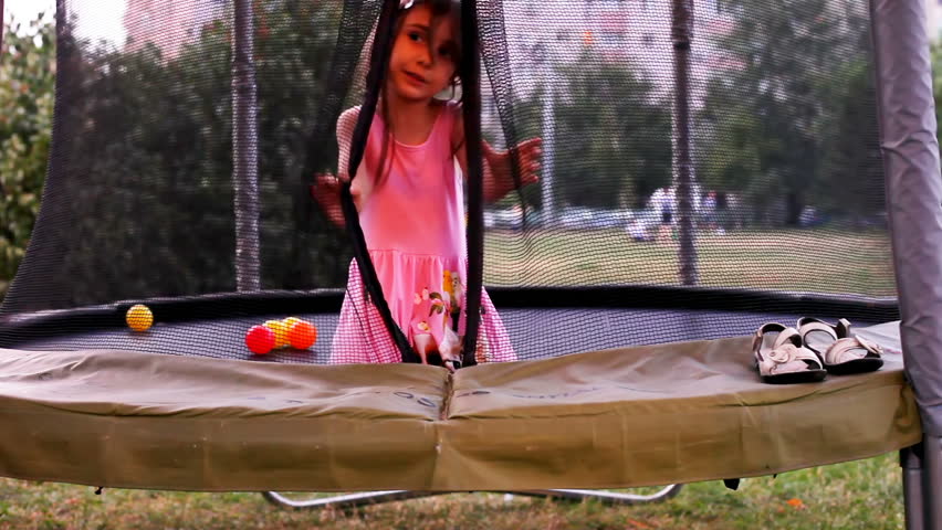 little girl on trampoline sunset Arkivvideomateriale (100 % royaltyfritt) 2...