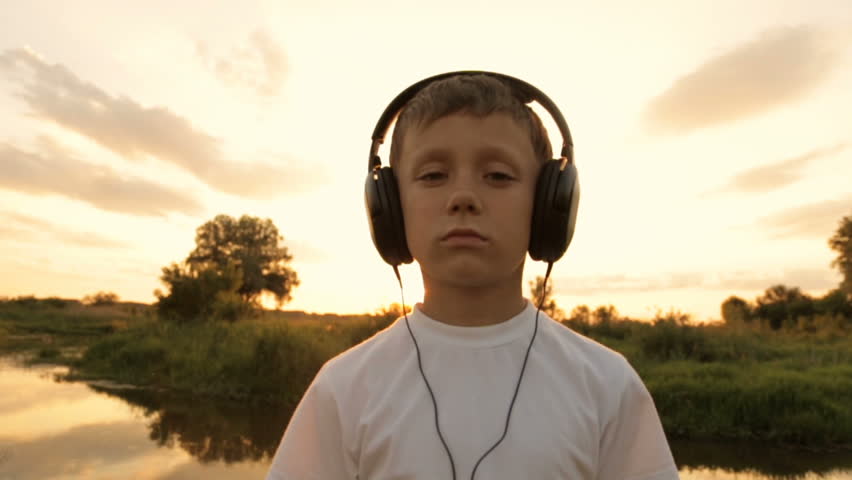 Мальчики слушать. Клип мальчик в наушниках. Boy Listening to Music. Мальчик песня слушать. Мальчик слушать и смотреть.