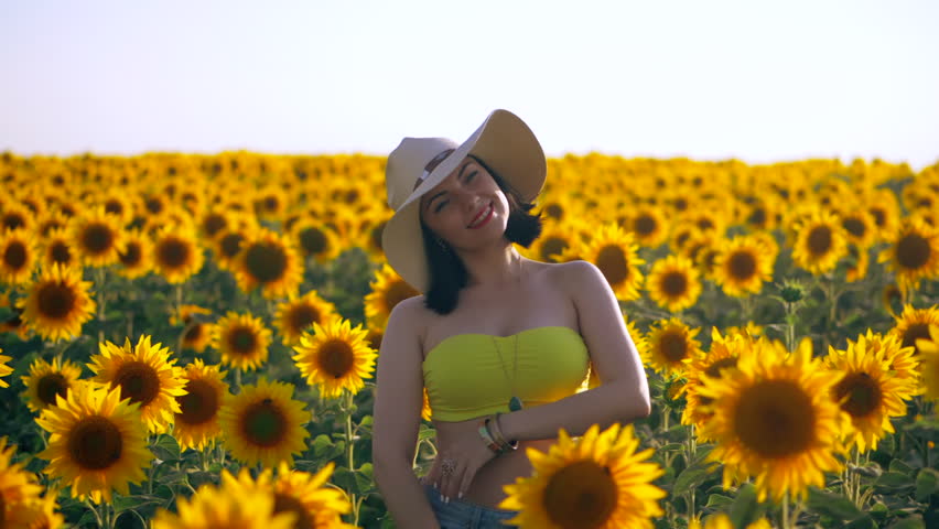 Happy Woman in Sunflower Field. : vídeo stock (100% livre de ...