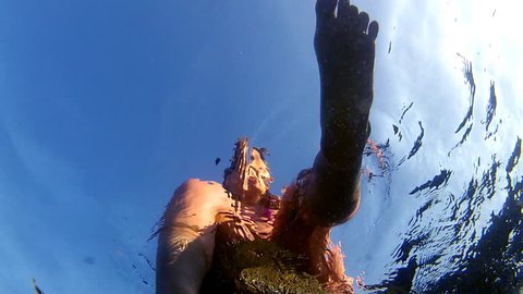 Feet in ocean

Girl`s feet in the ocean

 Stock Video