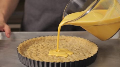 Pouring pumpkin pie mixture - Βίντεο στοκ