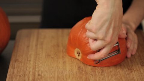 Peeling pumpkin skin - Βίντεο στοκ