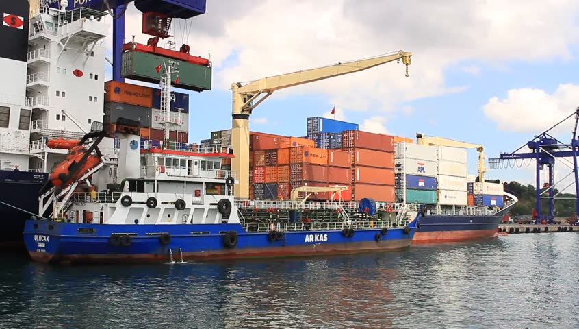 ISTANBUL - JUN 7: Cargo ship, JASPER S (IMO: 9390472, Antigua Barbuda) unloading