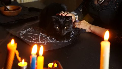 The witch is a fortune teller with candles close-up. A magical ritual. divination. Halloween, 4k, slow-motion - Βίντεο στοκ