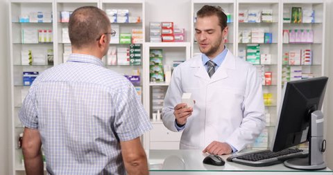 Pharmacy Customer Get Medicine Advice Video De Stock 100 Libre De Droit Shutterstock