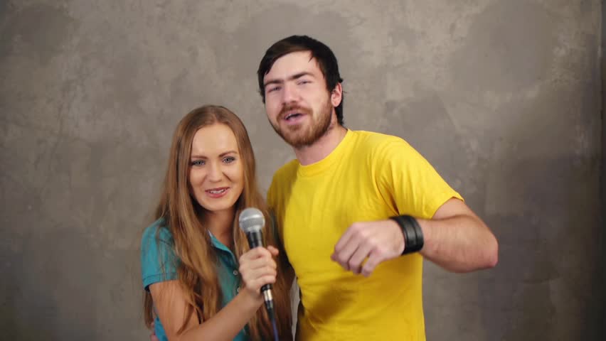 Couple singing song - karaoke team