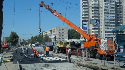 Ukraine, Vinnitsa 1 augusta 2017 : Kosmonavtov Avenue ,the crane lifts the platform for tram rail 