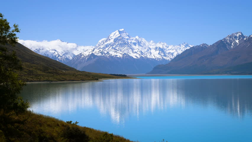 Mt Cook with beautiful water reflection on lake Pukaki in Aoraki Mt Cook national park, New Zealand.