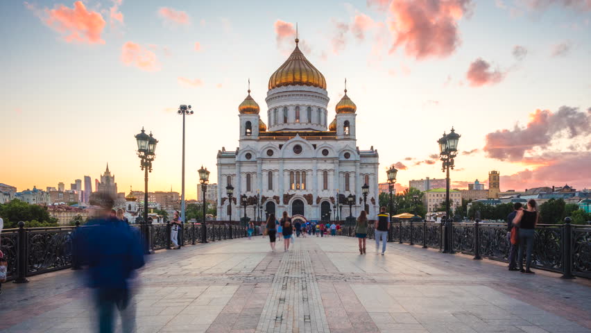 Храм Христа Спасителя цветут деревья