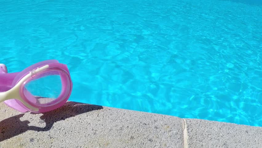 The diving goggles by the swiming pool.