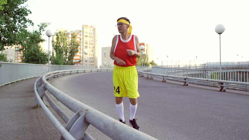 Un Homme Drole Et Mince Se Video De Stock 100 Libre De Droit Shutterstock