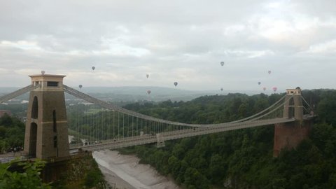 Bristol Balloon Fiesta 2017, hot air balloons over Clifton Suspension Bridge Stockvideó