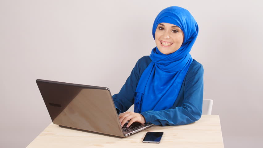 young arabian woman using laptop: Ñ�Ñ‚Ð¾ÐºÐ¾Ð²Ð¾Ðµ Ð²Ð¸Ð´ÐµÐ¾ (Ð±ÐµÐ· Ð»Ð¸Ñ†ÐµÐ½Ð·Ð¸Ð¾Ð½Ð½Ñ‹Ñ… Ð¿Ð»Ð°Ñ‚ÐµÐ¶ÐµÐ¹...