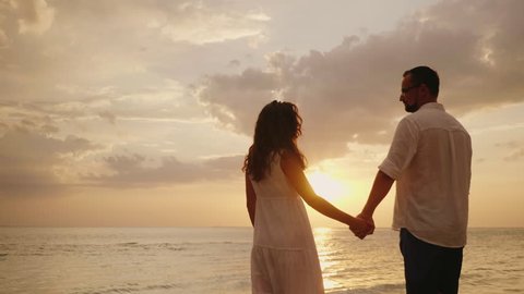 Young Couple Enters The Frame Videos De Stock 100 Libres De Droit Shutterstock