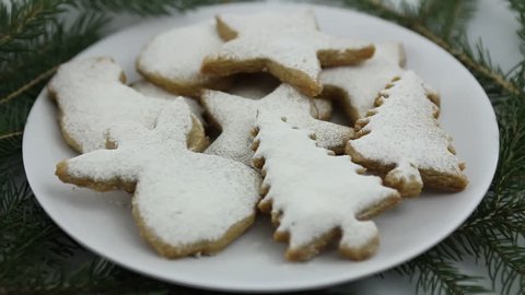 Hands of a woman placing last Christmas cookie on a white dish
 Stock Video