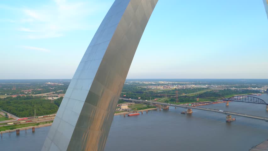 Aerial closeup of the St Louis Arch
