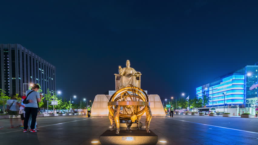 Time lapse of tourists swarming through Gyeongbokgung Palace in Seoul City,South Korea.Zoom out