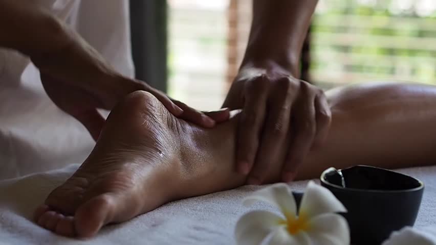 therapist doing foot massage spa treatment: стоковое видео (без лицензионны...
