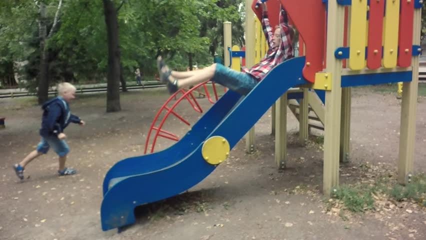 The child are running to the playground. Детская площадка Некст