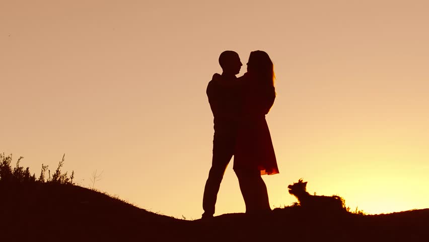 couple love dancing silhouette sunset nature: Stockvideók (100%-ban jogdíjm...
