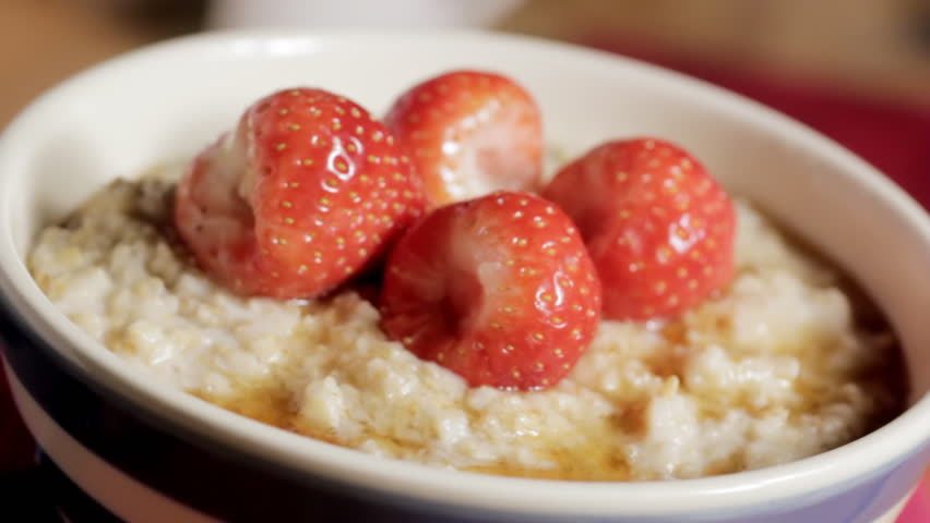 Porridge with strawberries