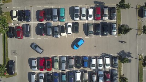 航空写真 上から下へ ハイパーラプス 大きな混雑した駐車場の駐車スペースに車を駐車できない悪い運転手 運転手に問題があるので 駐車場に車を駐車 できません 駐車場での駐車違反 の動画素材 ロイヤリティフリー Shutterstock