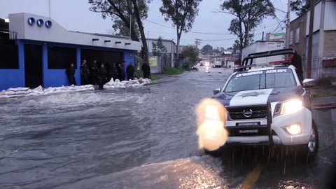 C. Izcalli, State of Mexico 06/Sep/17. Policemen gard an area affected by the flood, the water flows on the sewers due the flood by the collapse of the dam El Angulo during torrential rains.