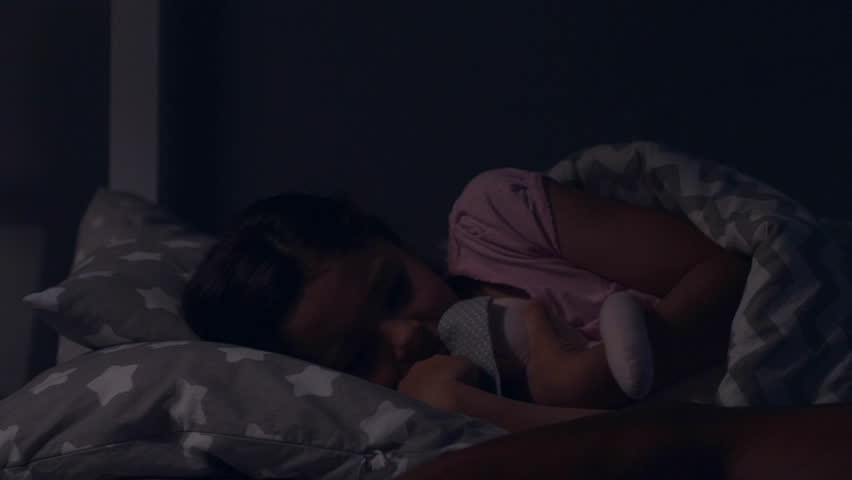 Mother Kissing Her Daughter Goodnight Stockvideoklipp (helt 