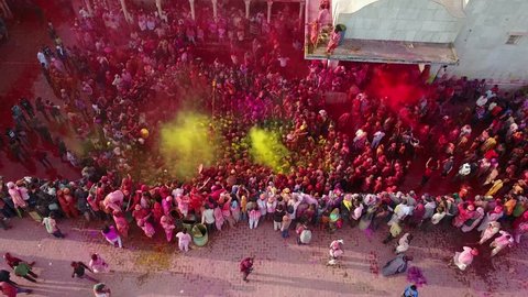 Color battle at the holi festival in India, 4k aerial shot Stock-video