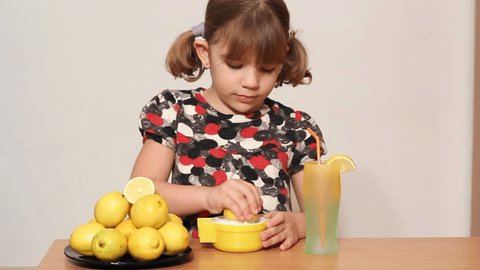 little girl make lemonade Stockvideó