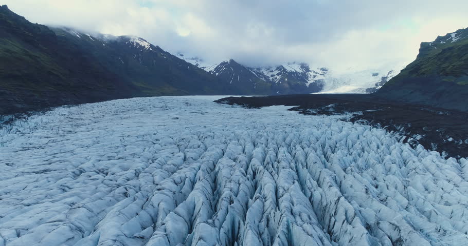 Video Stok rotating aerial wide view glacier valley (100% Tanpa Royalti) 30...