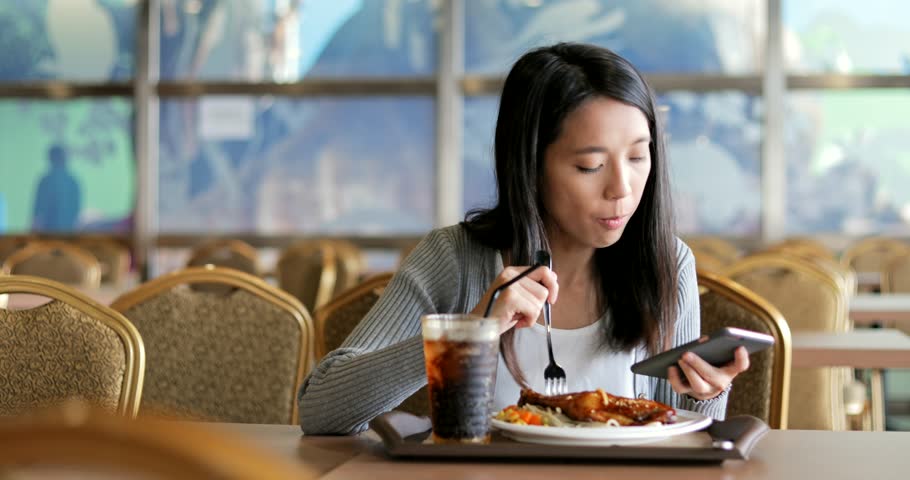 She lunch. Брюнетка с коллегой обедает. Pretty Ladies at lunch.