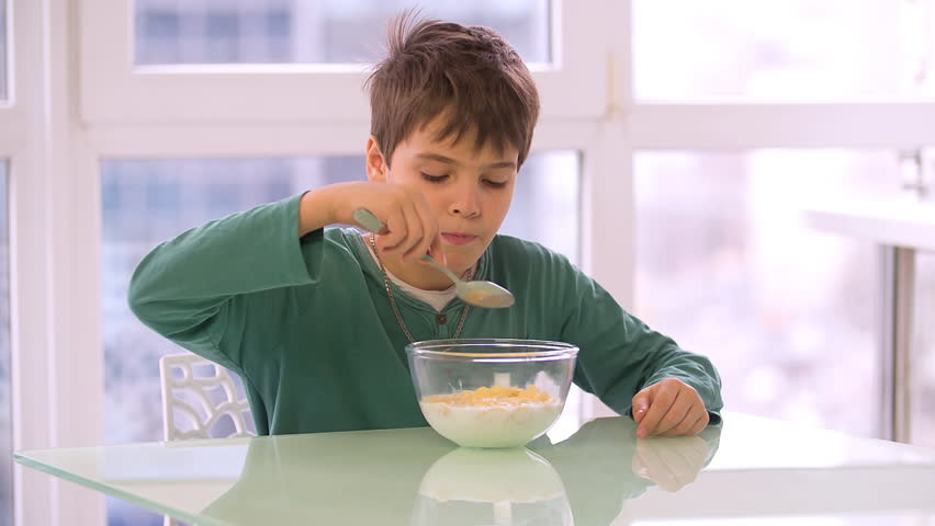 Boy Child Eating Cereal Cornflakes Arkivvideomateriale (100 % royaltyfritt)  30839635 | Shutterstock