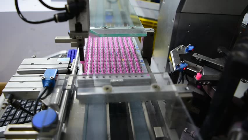 The machine is preparing a drill. For packing in the box to prepare for use in the production of automation to achieve high productivity.