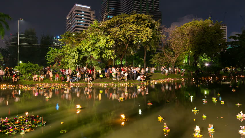 BANGKOK - NOV 29: Time lapse of people lighting Krathongs during the Loy