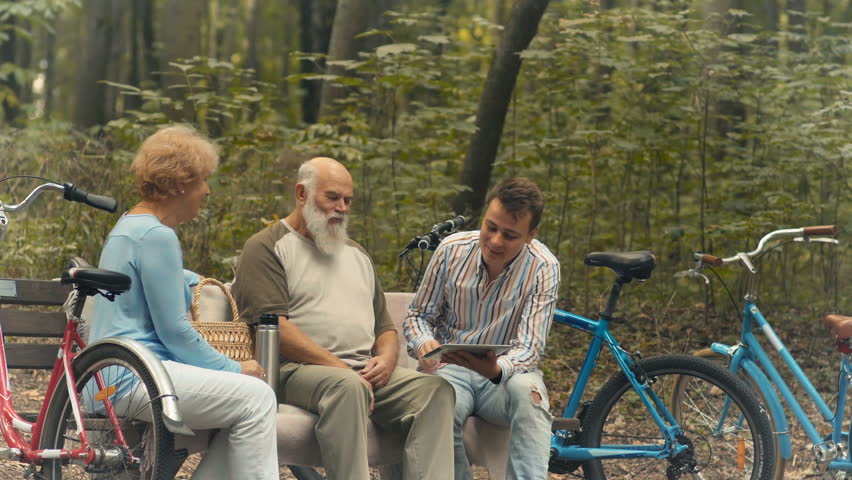 People learn how to use the tablet