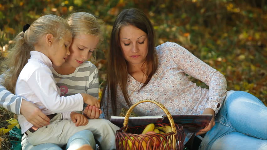 young mother two daughters having picnic Stok Videosu (%100 Telifsiz) 30918...