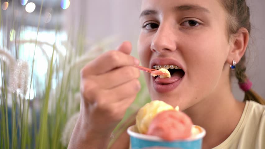 Video Stok Girl Teeth Braces Eat Ice Cream (100% Tanpa Royalti) 30922486 |  Shutterstock