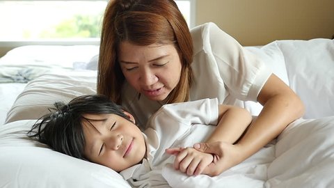 Спящие мать японка. Японские спящие. Совместный сон Япония. Япония спящие мамы.