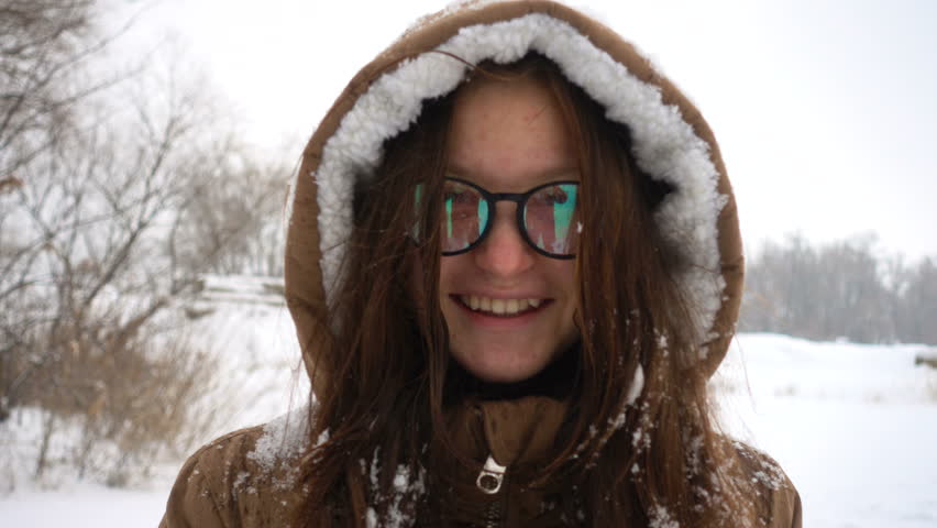 Video Stok smiling girl having fun snowy winter (100% Tanpa Royalti) 310062...